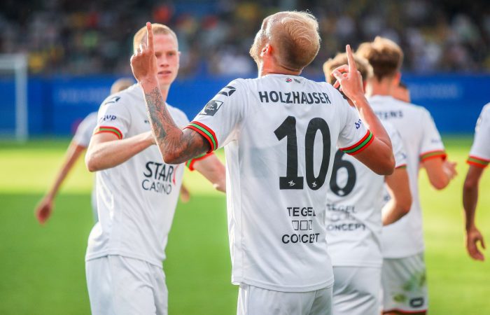 Raphael Holzhauser viert goal Westerlo