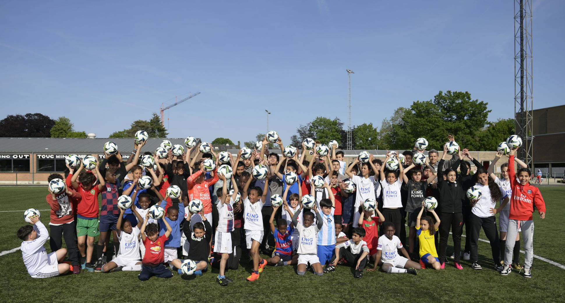 Spelers schenken ballen aan kinderen van OH Leuven in de buurt OHL